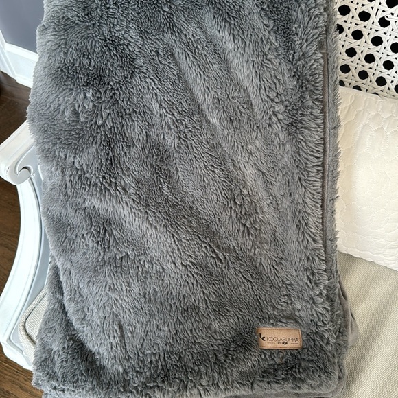 Ugg Koolaburra Gray Faux Fur Throw - Picture 2 of 4